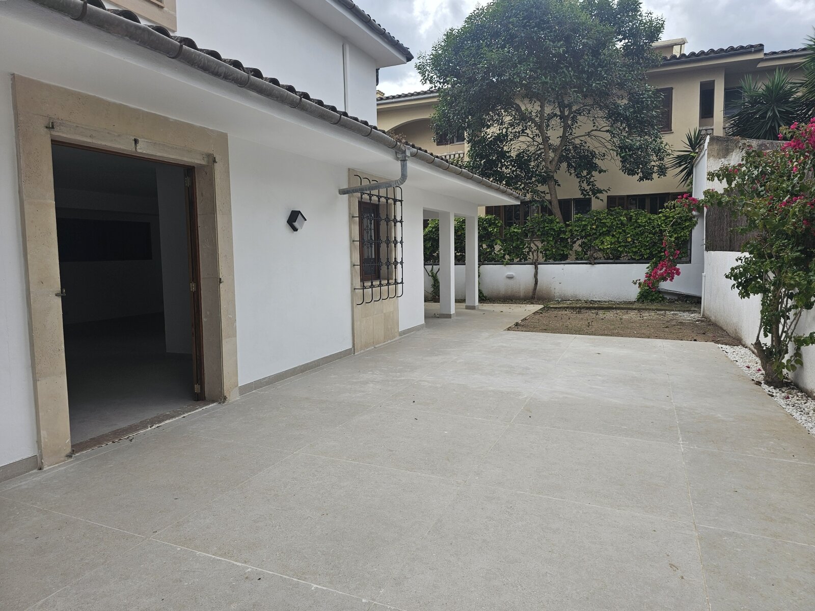 ERSTBEZUG - Repräsentatives Chalet mit grosser Garage MIETMINDERUNG auf 2500 nach dem erszten Mietjahr. ERSTBEZUG - Repräsentatives Chalet mit grosser Garage MIETMINDERUNG auf 2500 nach dem erszten Mietjahr.